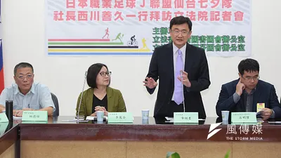 民進黨立委黃國書14日邀請日足J聯盟的仙台七夕隊社長與代表一同召開記者會,呼籲政府借鑑鄰近國家經驗,以公私協力方式推展職業運動,也希望建立起台日職業運動交流平台。 (顏麟宇攝)