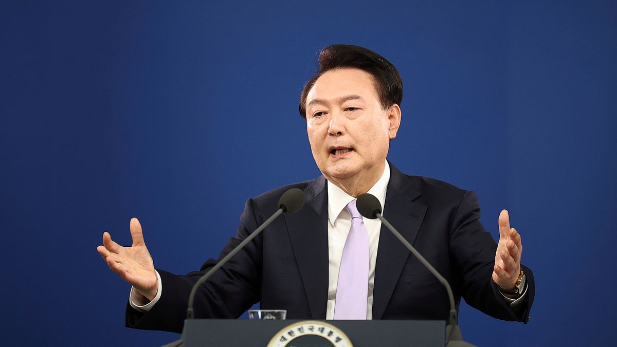 尹錫悅今(15)日於官方臉書發表多達9000字的手寫信,全文態度強硬,更直言「戒嚴不是犯罪」。(美聯社) 尹錫悅今(15)日於官方臉書發表多達9000字的手寫信,全文態度強硬,更直言「戒嚴不是犯罪」。(美聯社)