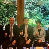 日本衆議院議員の古屋圭司氏(左2)がFacebookに投稿した一枚。中央は台湾外交部長(外相)の林佳龍氏、右1は日本駐在代表の李逸洋氏、右2は高市早苗氏。(写真/古屋氏のFacebook) 日本衆議院議員の古屋圭司氏(左2)がFacebookに投稿した一枚。中央は台湾外交部長(外相)の林佳龍氏、右1は日本駐在代表の李逸洋氏、右2は高市早苗氏。(写真/古屋氏のFacebook)