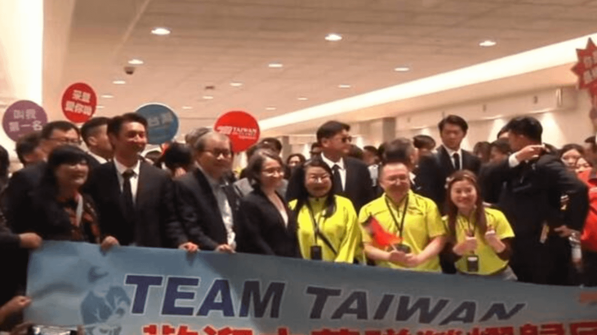 采盟免稅店董事長古素琴帶頭搶走球員C位蹭合照。(圖/翻攝自PTT) 采盟免稅店董事長古素琴帶頭搶走球員C位蹭合照。(圖/翻攝自PTT)