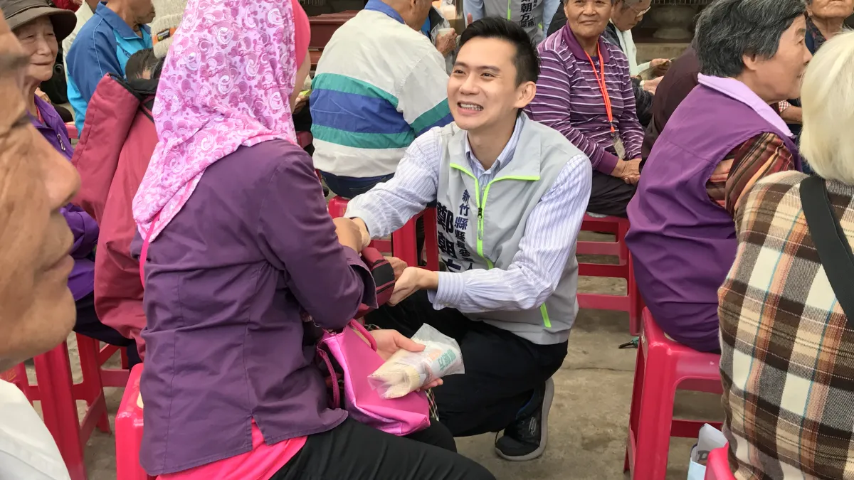 拚年底選戰,今(17)逢重陽節,民進黨新竹縣長候選人鄭朝方提出任內恢復老人年金。(鄭朝方辦公室提供)