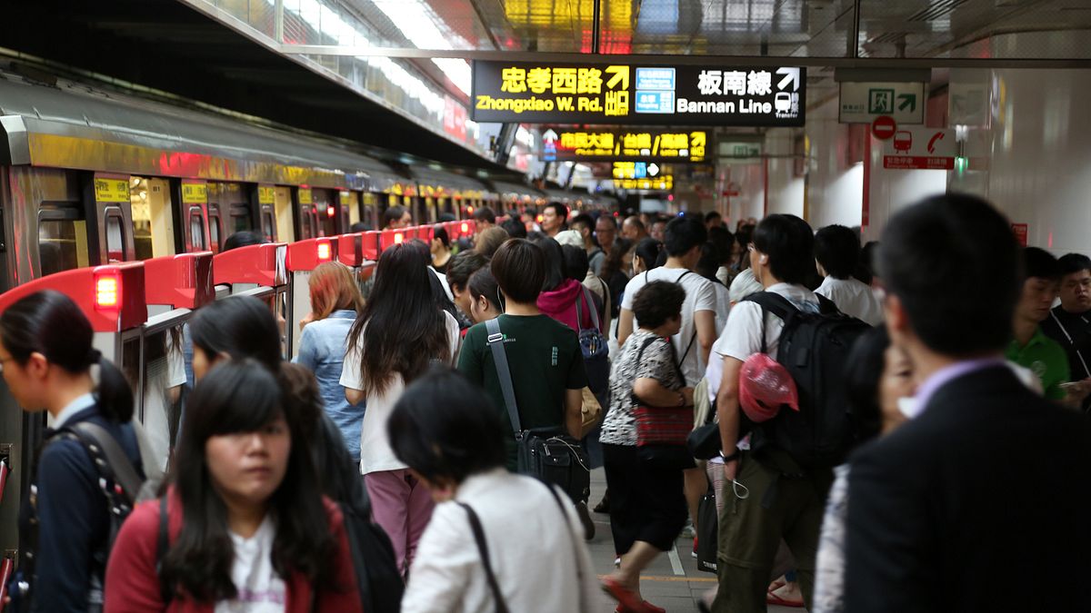 又有旅客攜帶刀具上捷運。(資料照,余志偉攝) 又有旅客攜帶刀具上捷運。(資料照,余志偉攝)