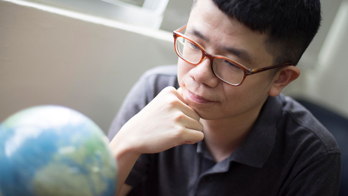 中研院經濟所的楊子霆助研究員,分析數據解開台灣薪資凍漲、發展困境的關鍵,並提出未來可行之路。他說:「有些人會說臺灣是鬼島,但臺灣不是沒有希望。」(圖/攝影│張語辰) 中研院經濟所的楊子霆助研究員,分析數據解開台灣薪資凍漲、發展困境的關鍵,並提出未來可行之路。他說:「有些人會說臺灣是鬼島,但臺灣不是沒有希望。」(圖/攝影│張語辰)