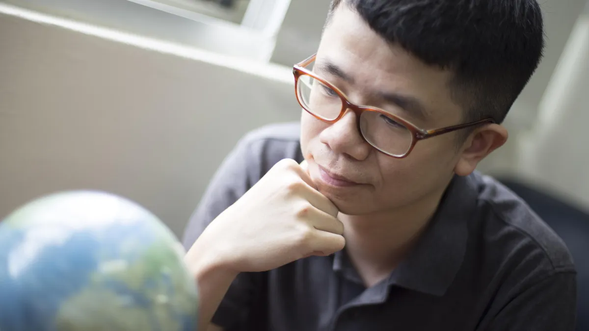 中研院經濟所的楊子霆助研究員,分析數據解開台灣薪資凍漲、發展困境的關鍵,並提出未來可行之路。他說:「有些人會說臺灣是鬼島,但臺灣不是沒有希望。」(圖/攝影│張語辰)