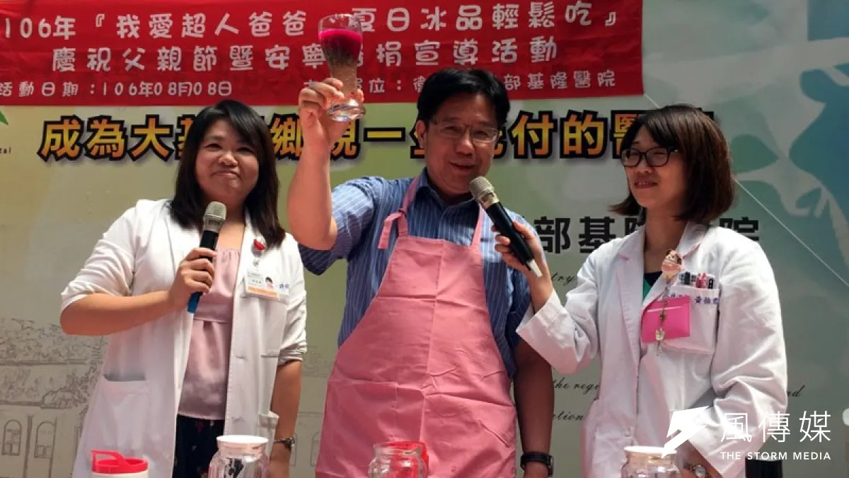 基隆醫院院長林慶豐(中)親自製作夏日低熱量的冰品,提醒爸爸夏日吃的健康。(圖/張毅攝)