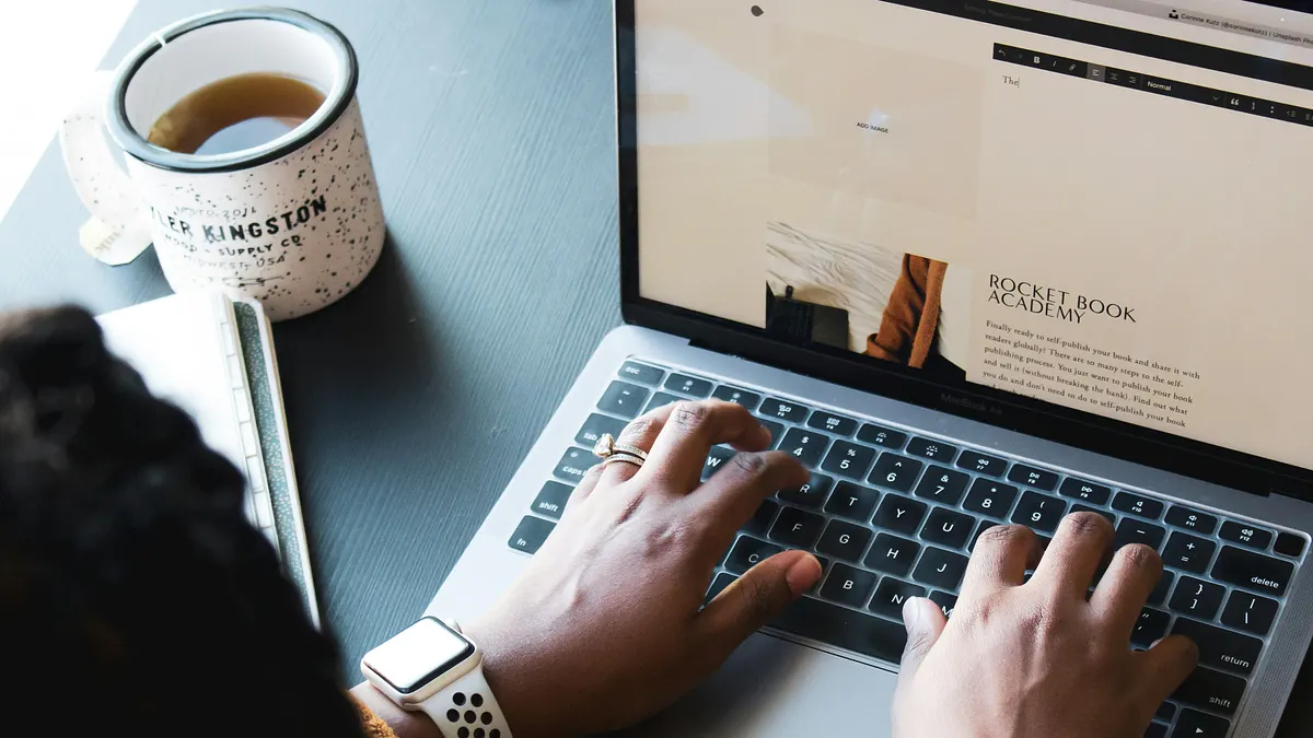 美國一對 72 歲夫妻因丈夫長期打鼾意外催生創業靈感,並推出一款助眠枕頭裝置,雖然一度面臨銷售危機,然而再調整產品定位與行銷策略後,如今產品已逐步拓展至國際市場。(示意圖/取自unsplash)