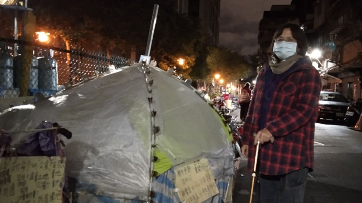 許素華在被拆的家前面搭帳篷為家已經6年,行政違失、建商追殺,讓她成為城市邊緣人。她要繼續守下去,直到真相被揭發,政府道歉、還她家園的一天。(朱淑娟提供) 許素華在被拆的家前面搭帳篷為家已經6年,行政違失、建商追殺,讓她成為城市邊緣人。她要繼續守下去,直到真相被揭發,政府道歉、還她家園的一天。(朱淑娟提供)