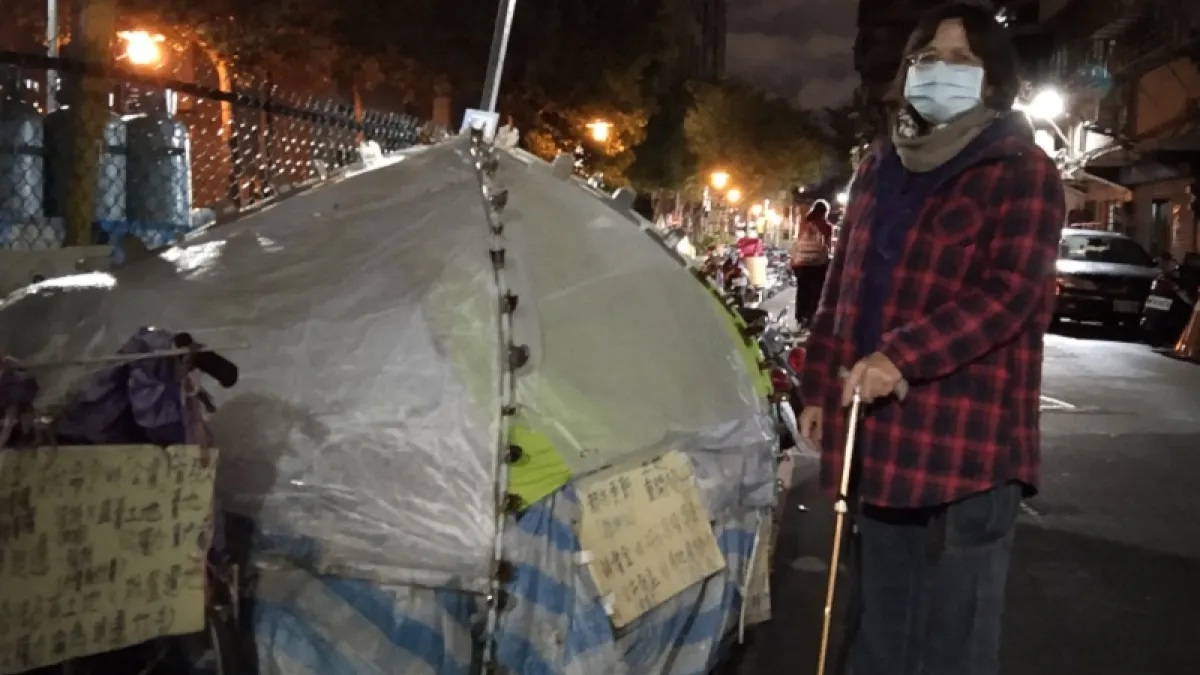 許素華在被拆的家前面搭帳篷為家已經6年,行政違失、建商追殺,讓她成為城市邊緣人。她要繼續守下去,直到真相被揭發,政府道歉、還她家園的一天。(朱淑娟提供)