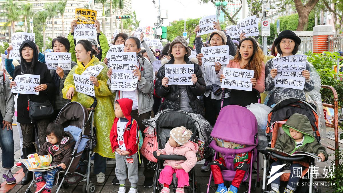 立法院婚姻平權公聽會第一場,反同媽媽護兒聯盟在場外表達立場。(陳明仁攝) 立法院婚姻平權公聽會第一場,反同媽媽護兒聯盟在場外表達立場。(陳明仁攝)