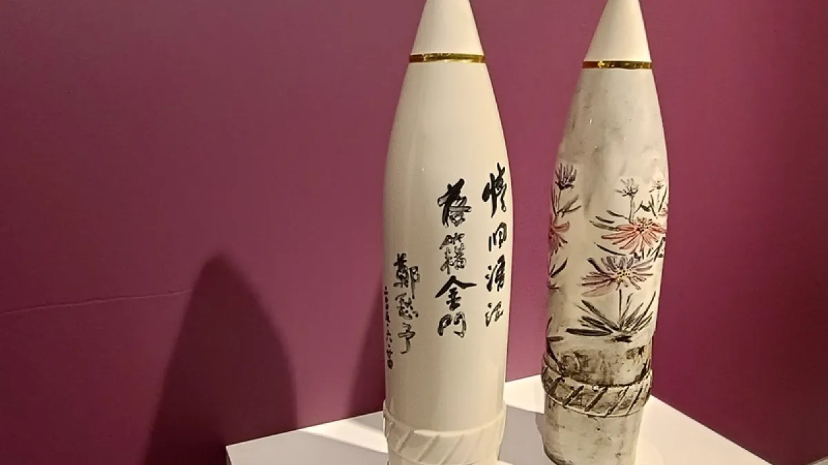 金門高梁將詩人鄭愁予的詩句印在瓷瓶上,詩人的書法別具韻味。(作者提供)