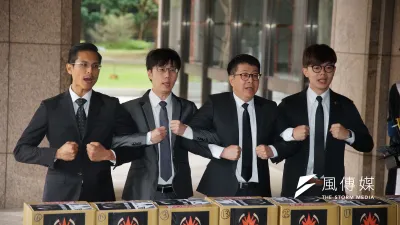 罷韓四君子26日至中選會提出高雄市長韓國瑜罷免案,Wecare高雄發起人尹立、公民割草發言人李醫師、台灣基進新聞輿情部副主任張博洋、前高雄氣爆自救會長陳冠榮出席。(盧逸峰攝)