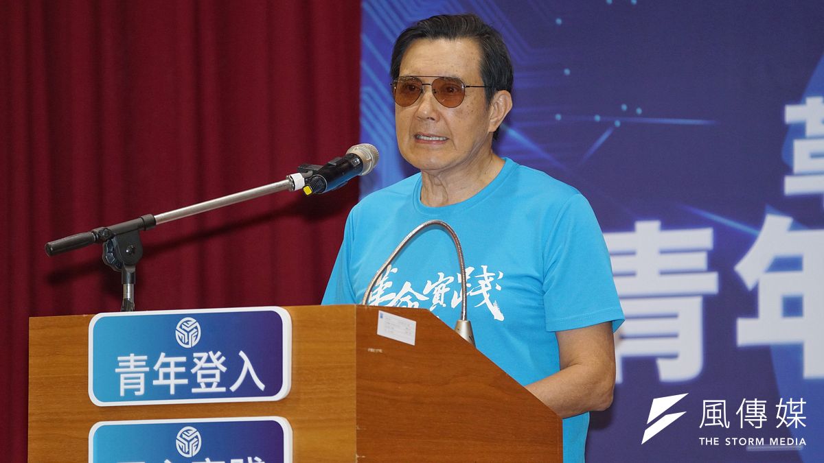 前總統馬英九(見圖)批蔡政府《國安五法》和《港版國安法》不遑多讓,遭行政院長蘇貞昌批「這種比喻是很不當的」。馬英九辦公室則回擊,稱蘇有騙神明、人民紀錄。(資料照,盧逸峰攝) 前總統馬英九(見圖)批蔡政府《國安五法》和《港版國安法》不遑多讓,遭行政院長蘇貞昌批「這種比喻是很不當的」。馬英九辦公室則回擊,稱蘇有騙神明、人民紀錄。(資料照,盧逸峰攝)