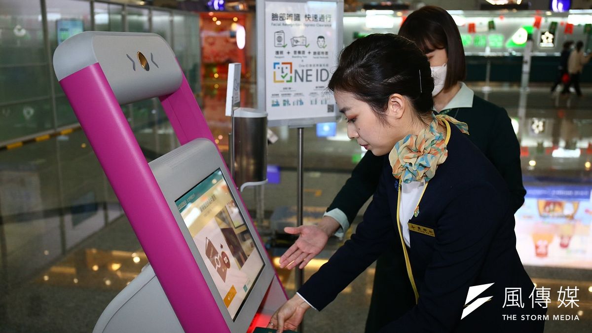 報到時只要準備護照、登機證,用機器掃描臉部就能完成,整個過程不到5分鐘。(圖片提供:桃園機場公司) 報到時只要準備護照、登機證,用機器掃描臉部就能完成,整個過程不到5分鐘。(圖片提供:桃園機場公司)