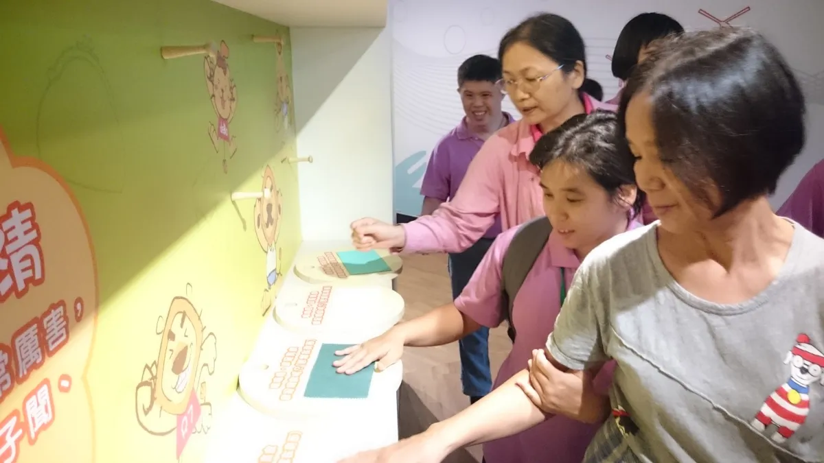 高雄市政府社會局無障礙之家日間服務中心帶領智能障礙者參觀袋包觀光工廠,實際接觸袋包材質。(圖/高雄市政府社會局提供)