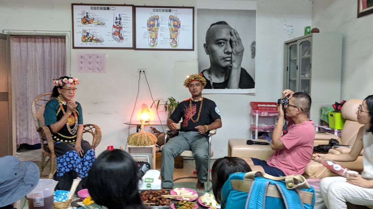 黃博志分享會 如果夢是一株植物,不同於藝術節慶的歡樂型式,南方以南回歸部落傳承文化的方式以歌謠、故事、聊夢境,讓共同參與的部落青年、外地人一同透過感官重新體驗,有別於研討論述,採用沉浸式讓所有人理解何謂在地、部落與文化藝術。(圖/台東縣政府提供) 黃博志分享會 如果夢是一株植物,不同於藝術節慶的歡樂型式,南方以南回歸部落傳承文化的方式以歌謠、故事、聊夢境,讓共同參與的部落青年、外地人一同透過感官重新體驗,有別於研討論述,採用沉浸式讓所有人理解何謂在地、部落與文化藝術。(圖/台東縣政府提供)