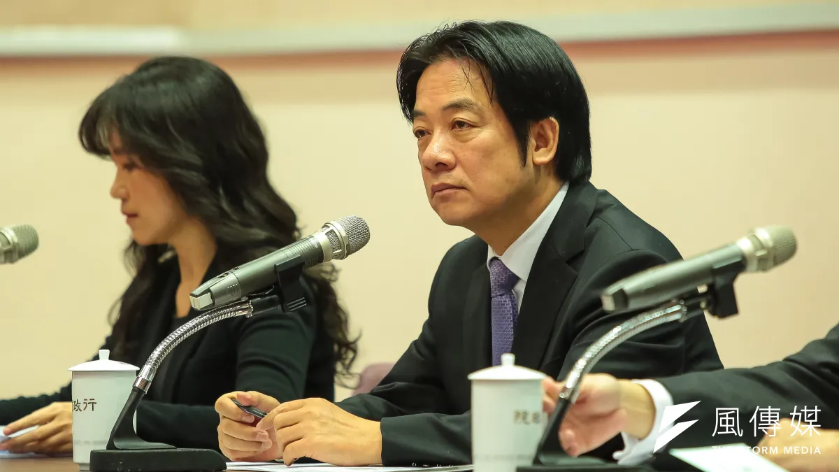 行政院長賴清德(右)表示,針對公投後續處理,關於《電業法》條文廢止,行政院已通過,「換句話說,非核家園期限已經不存在」。(顏麟宇攝)