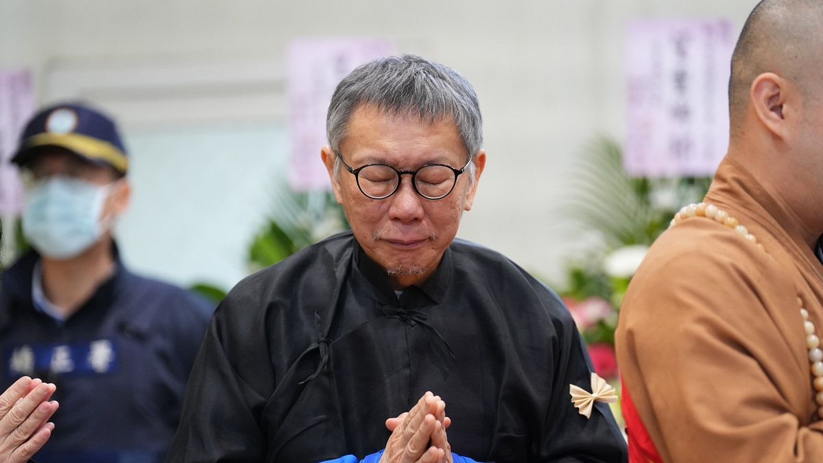 民眾黨前主席柯文哲在3月10日步出看守所奔喪,參加父親柯承發家祭。(民眾黨提供) 民眾黨前主席柯文哲在3月10日步出看守所奔喪,參加父親柯承發家祭。(民眾黨提供)