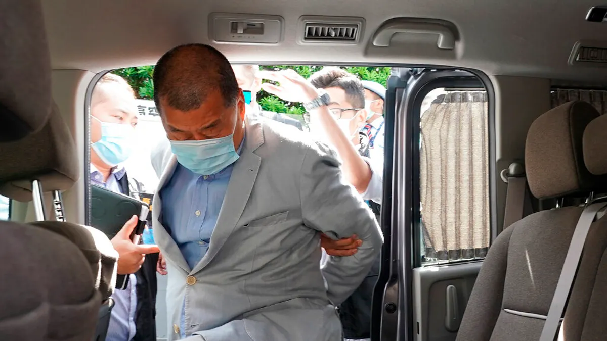 香港媒體大亨黎智英10日被警方上銬帶走後,很快出現在將軍澳的香港壹傳媒總部,並且被警方要求協助搜查。(資料照,美聯社) 香港媒體大亨黎智英10日被警方上銬帶走後,很快出現在將軍澳的香港壹傳媒總部,並且被警方要求協助搜查。(資料照,美聯社)