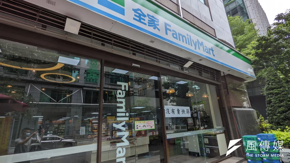 超商的食物通常將熱量標示得相當清楚,對於想控制熱量的人來說十分方便。(資料照/洪煜勛攝)