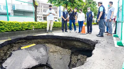 文心南路路面11日突然塌陷,出現一個1公尺深大洞,造成林姓女子開車經過掉入受傷送醫。(示意圖/台中市政府提供)