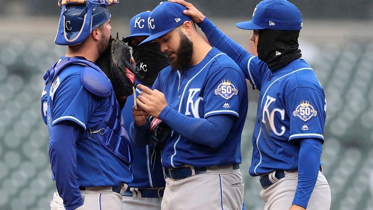 皇家傑尼斯(中)主投7局僅被敲3安,率皇家奪首勝。 (美聯社) 皇家傑尼斯(中)主投7局僅被敲3安,率皇家奪首勝。 (美聯社)