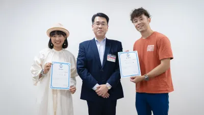 臺灣第一位女性單車 YouTuber「Linda 愛打卡打掐」與日本人氣單車型男 YouTuber「KENTA San (けんたさん)」共同受邀擔任「福島濱通自行車道大使」。圖/業者提供