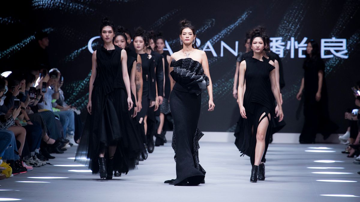 在國際知名設計師潘怡良的引領下,伊林與凱渥超模將於「鎏金時尚夜」開啟一場時尚藝術秀。(圖/新北市府提供) 在國際知名設計師潘怡良的引領下,伊林與凱渥超模將於「鎏金時尚夜」開啟一場時尚藝術秀。(圖/新北市府提供)