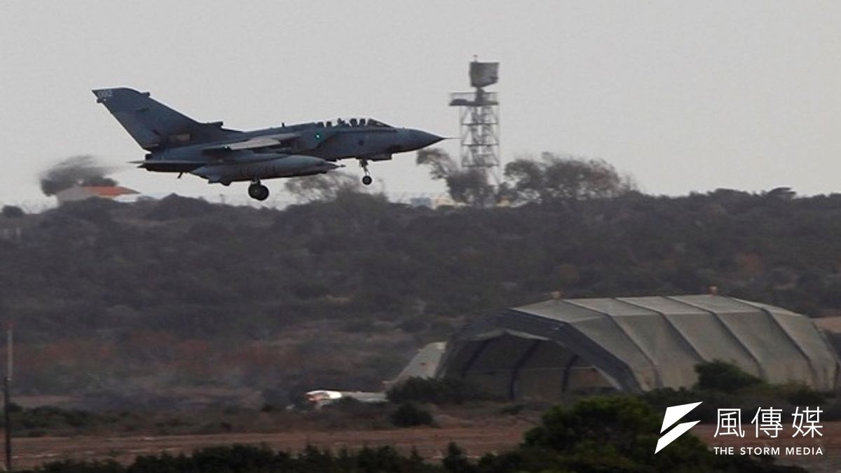 一架完成任務的英國皇家空軍戰機準備降落在亞克羅提利基地(美聯社) 一架完成任務的英國皇家空軍戰機準備降落在亞克羅提利基地(美聯社)