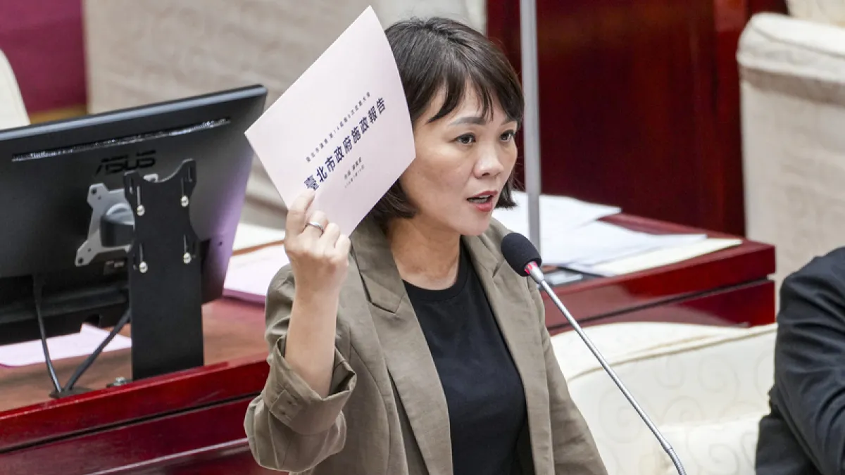 民進黨台北市議員簡舒培惡整台北市政府,成了「索資魔人」。(中央社)