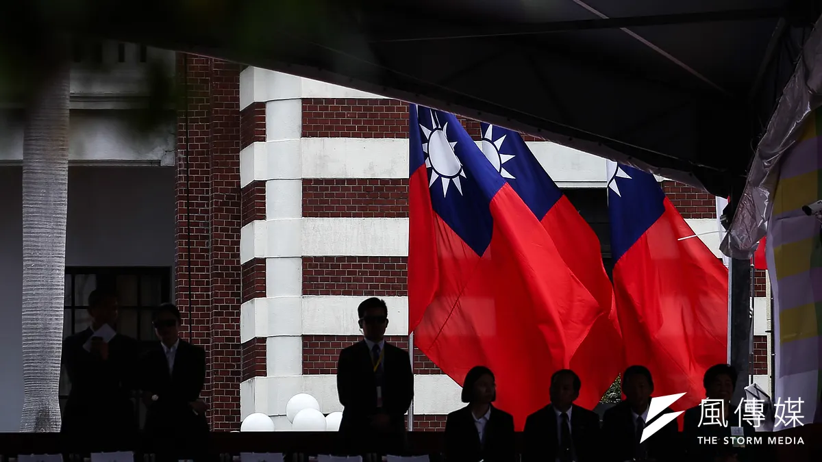 臺灣地區的泛藍陣營的重要政治人物一個接一個地赴大陸地區參觀、訪問。 然而,這些人卻時常會被民主進步黨的黨員和其他鼓吹臺灣共和國的人士質疑:他們是否鬥敢在例如位於北京市東城區東皇城根南街84號的中國國民黨革命委員會中央委員會(簡稱民革)歡呼中華民國(萬歲)、揮舞國旗和齊唱國歌?(資料照,陳品佑攝) 臺灣地區的泛藍陣營的重要政治人物一個接一個地赴大陸地區參觀、訪問。 然而,這些人卻時常會被民主進步黨的黨員和其他鼓吹臺灣共和國的人士質疑:他們是否鬥敢在例如位於北京市東城區東皇城根南街84號的中國國民黨革命委員會中央委員會(簡稱民革)歡呼中華民國(萬歲)、揮舞國旗和齊唱國歌?(資料照,陳品佑攝)