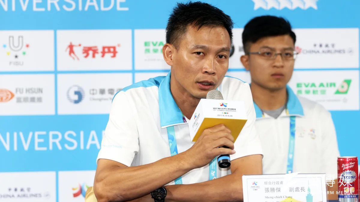 世大運執行長蘇麗瓊、維安處處長黃嵩琛中午召開記者會,針對0819開幕典禮發生抗議團體滋擾外國選手進場一事,進行相關說明。圖為列席記者會的綜合行政處副處長張勝傑。(蘇仲泓攝)