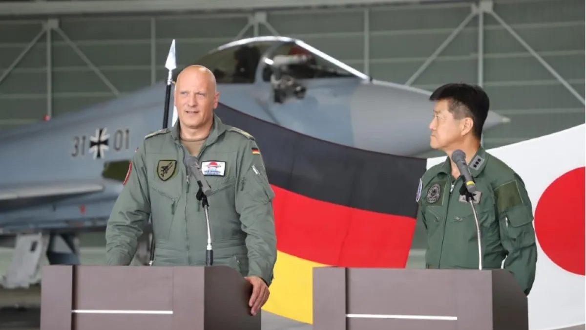 德國空軍的歐洲戰鬥機「颱風」(Typhoon)在今年7月來到日本與航空自衛隊舉辦聯合演習,實際上這兩支部隊都是21世紀的「和平建國軍」,接受二戰戰勝國美國的指揮,其中自衛隊甚至不如「和平建國軍」。(取自航空自衛隊臉書)