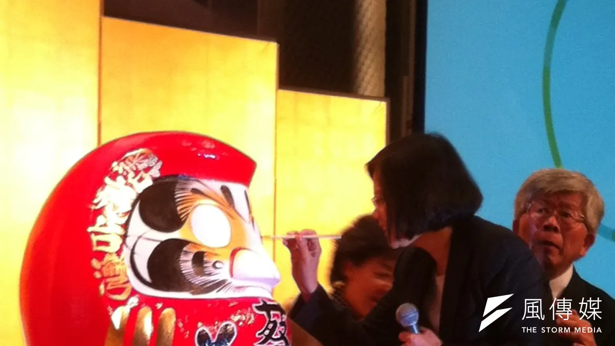 蔡英文訪日,熱情台僑準備超大達摩,讓蔡英文點睛象徵選舉必勝,並許下「一定要贏」願望。(顏振凱攝) 蔡英文訪日,熱情台僑準備超大達摩,讓蔡英文點睛象徵選舉必勝,並許下「一定要贏」願望。(顏振凱攝)