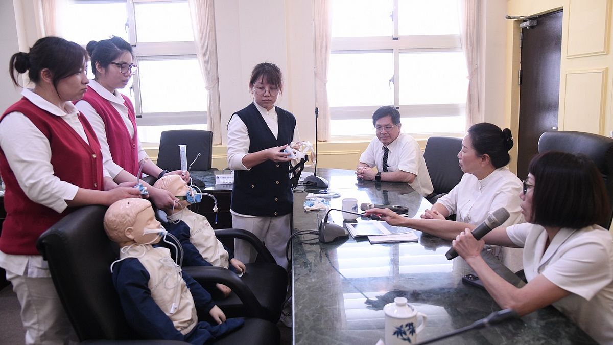 慈濟科技大學團拜會花蓮縣長徐榛蔚,簡報參賽項目內容。(圖/花蓮縣政府青年發展中心提供) 慈濟科技大學團拜會花蓮縣長徐榛蔚,簡報參賽項目內容。(圖/花蓮縣政府青年發展中心提供)