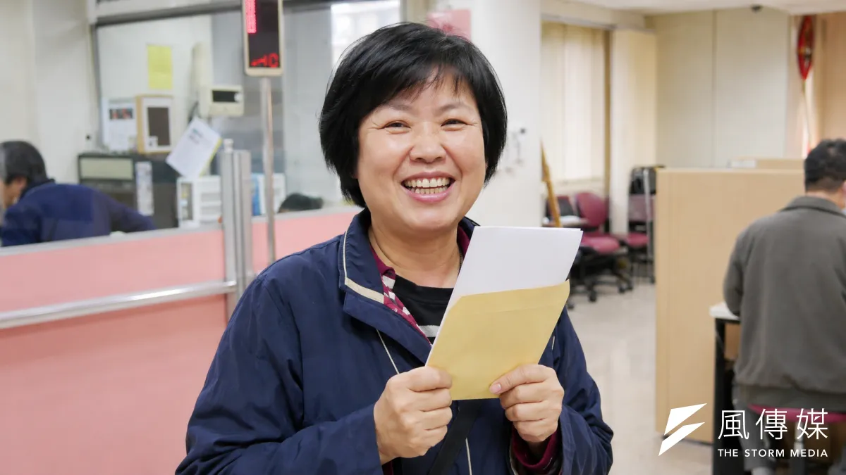 交通部將高齡駕駛換照年齡從75歲下修至70歲,若長輩評估不再開車、主動繳回全數汽機車駕照,最高可累積36000元大眾運輸補貼。(示意圖/AI生成)