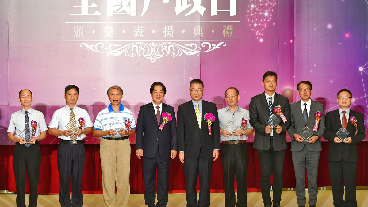 內政部舉辦「109年全國戶政日慶祝活動」,表揚103位績優人員,副總統賴清德特別蒞臨,肯定戶政人員貢獻。(圖/內政部提供) 內政部舉辦「109年全國戶政日慶祝活動」,表揚103位績優人員,副總統賴清德特別蒞臨,肯定戶政人員貢獻。(圖/內政部提供)