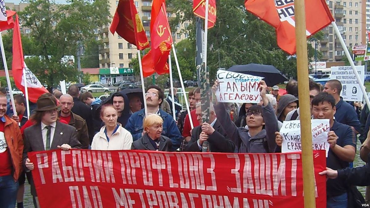 2012年俄羅斯左翼力量和哈薩克工會組織在莫斯科市中心集會,抗議哈薩克石油工人被當局迫害,中國能源企業參與其中。(美國之音) 2012年俄羅斯左翼力量和哈薩克工會組織在莫斯科市中心集會,抗議哈薩克石油工人被當局迫害,中國能源企業參與其中。(美國之音)