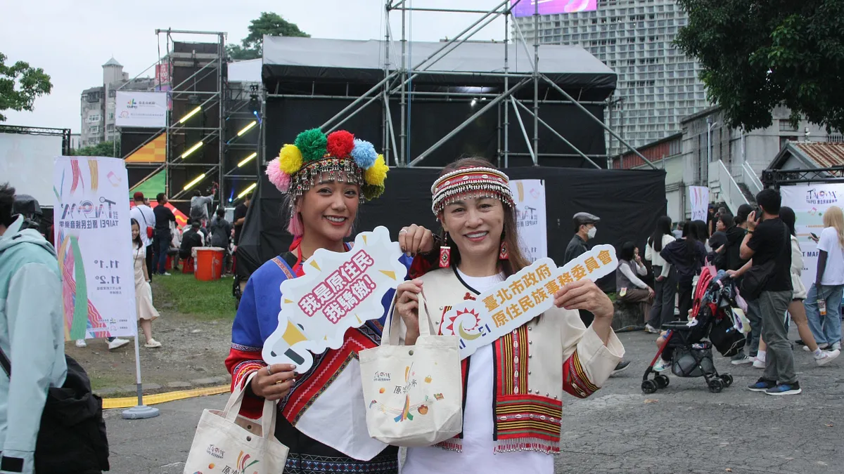 北市原民會主委巴干.巴萬(右)與市集大使阿布舞(左),邀請民眾參加2025 TALOMA’ TAIPEI 原樂好市。(圖/北市原民會提供) 北市原民會主委巴干.巴萬(右)與市集大使阿布舞(左),邀請民眾參加2025 TALOMA’ TAIPEI 原樂好市。(圖/北市原民會提供)