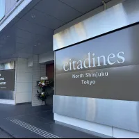 10月28日に開業した「シタディーンノース新宿東京」のエントランス。アスコットとキャピタランドが総額約400億円を投じ、築約34年の複合ビルを全179室の滞在拠点として再生した。(黄信維撮影) 10月28日に開業した「シタディーンノース新宿東京」のエントランス。アスコットとキャピタランドが総額約400億円を投じ、築約34年の複合ビルを全179室の滞在拠点として再生した。(黄信維撮影)