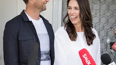 紐西蘭總理雅頓(右)與男友蓋福德一直想要小孩,他們19日歡喜向外界宣佈將在6月迎接新生命到來(美聯社)