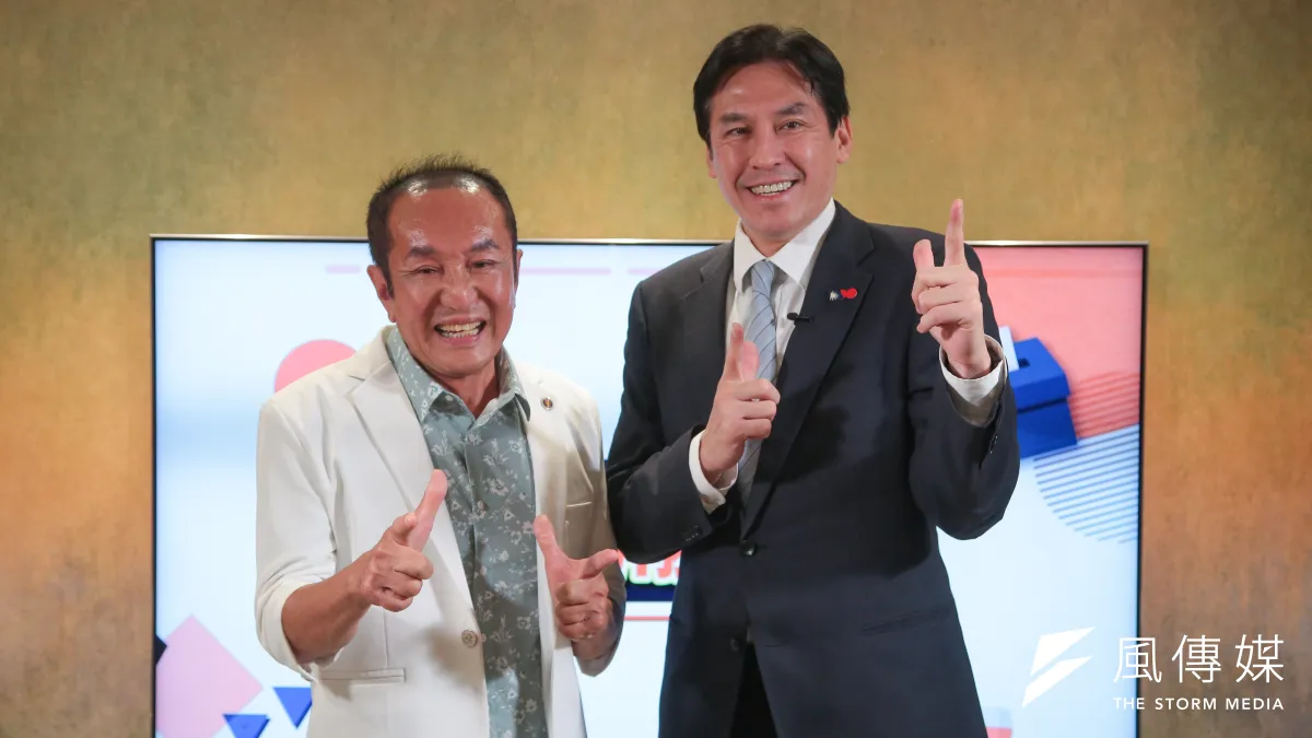 無黨籍台南市長參選人林義豐(左)接受《風傳媒》網路節目《下班瀚你聊》專訪時,揭秘「虧雞福來爹」出處,並分享對台南市政的願景規劃。(顏麟宇攝)