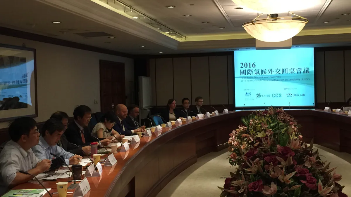 台灣遭中國打壓,無法以NGO參與聯合國氣候變遷綱要公約(UNFCCC)締約國大會及周邊會議。圖為英國辦事處、台灣企業永續研訊中心、台灣永續能源研究基金會合辦「國際氣候外交圓桌會議」。(台灣永續能源研究基金會提供)