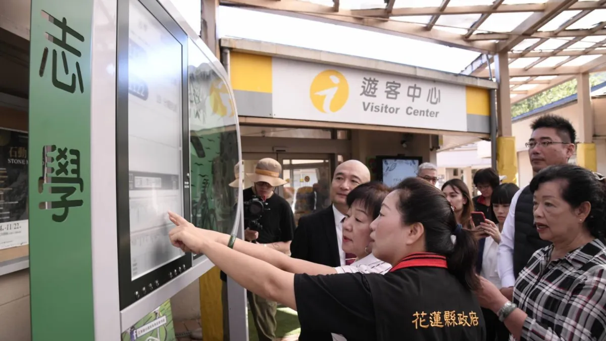 花蓮縣總計 14 座第一代智慧站牌,因產權與維護問題遭到中止。(資料照,圖/花蓮縣政府提供)