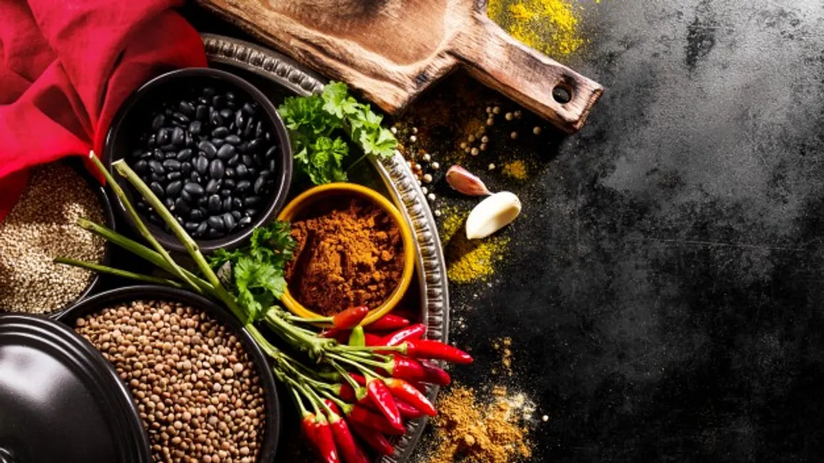 (圖/beautiful-tasty-appetizing-ingredients-spices-red-chilli-pepper-grocery-for-cooking-healthy-kitchen_1220-1676提供)