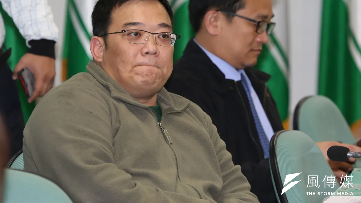 洪智坤(左)在民進黨內被稱為「智多星」,卻因屢出爭議成為「政治浪人」,如今再因疑似性騷受到注意。(資料照,余志偉攝)