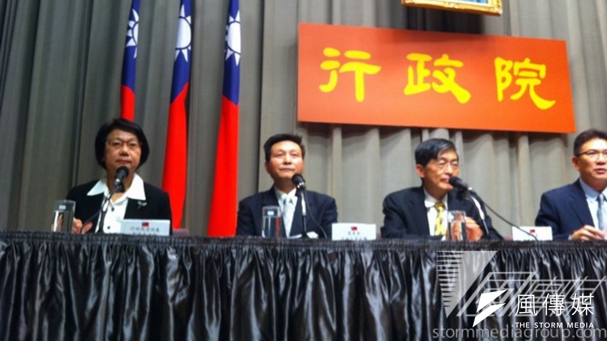 行政院消會消保處處長劉清芳(左一)19日舉行記者會,宣布政院下周起將協助受黑心油之害的消費者求償。(何孟奎攝) 行政院消會消保處處長劉清芳(左一)19日舉行記者會,宣布政院下周起將協助受黑心油之害的消費者求償。(何孟奎攝)