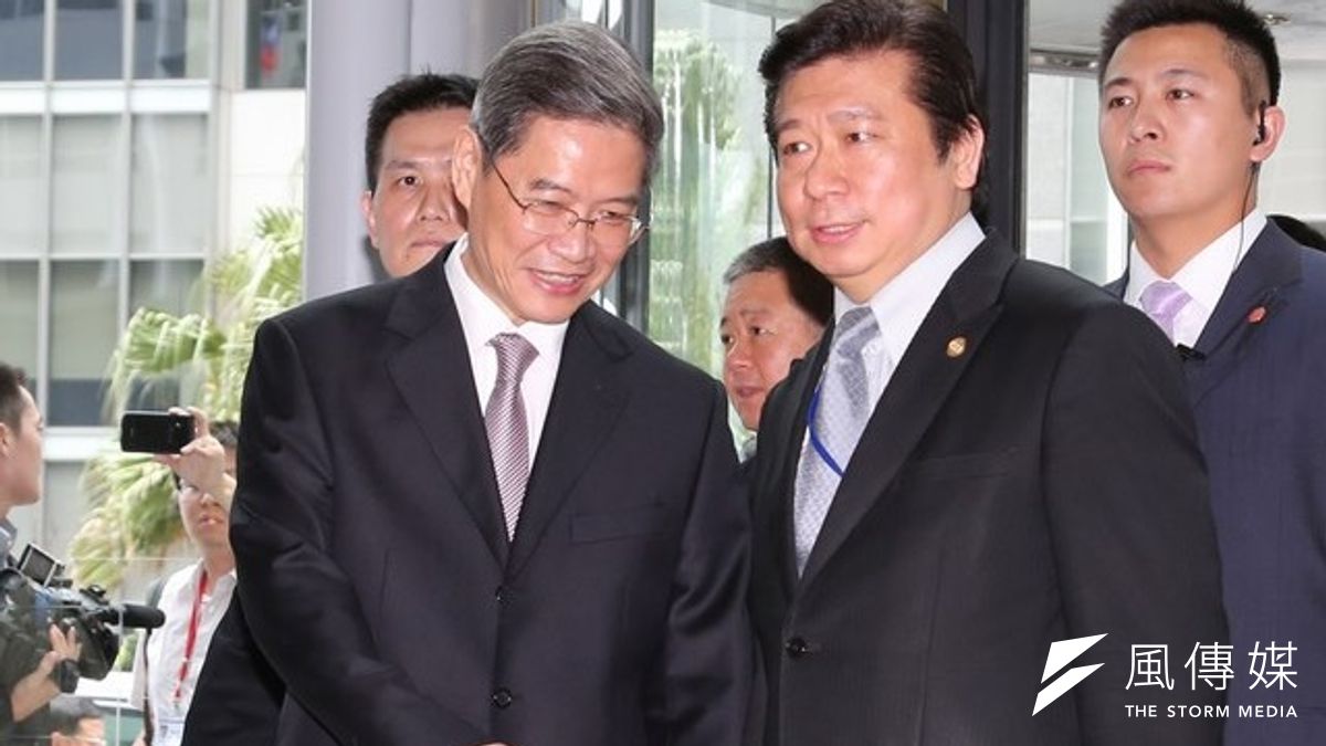 外傳前陸委會副主委張顯耀此次下台的其中一個原因是,他向中國國台辦主任張志軍(左)遞交人權陳情案。(余志偉攝) 外傳前陸委會副主委張顯耀此次下台的其中一個原因是,他向中國國台辦主任張志軍(左)遞交人權陳情案。(余志偉攝)