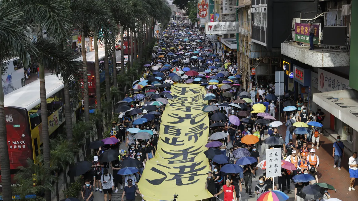 香港示威延燒長達四個月,對習近平造成不小壓力。圖為示威者走上街頭,抗議《禁止蒙面規例》實施。(AP)