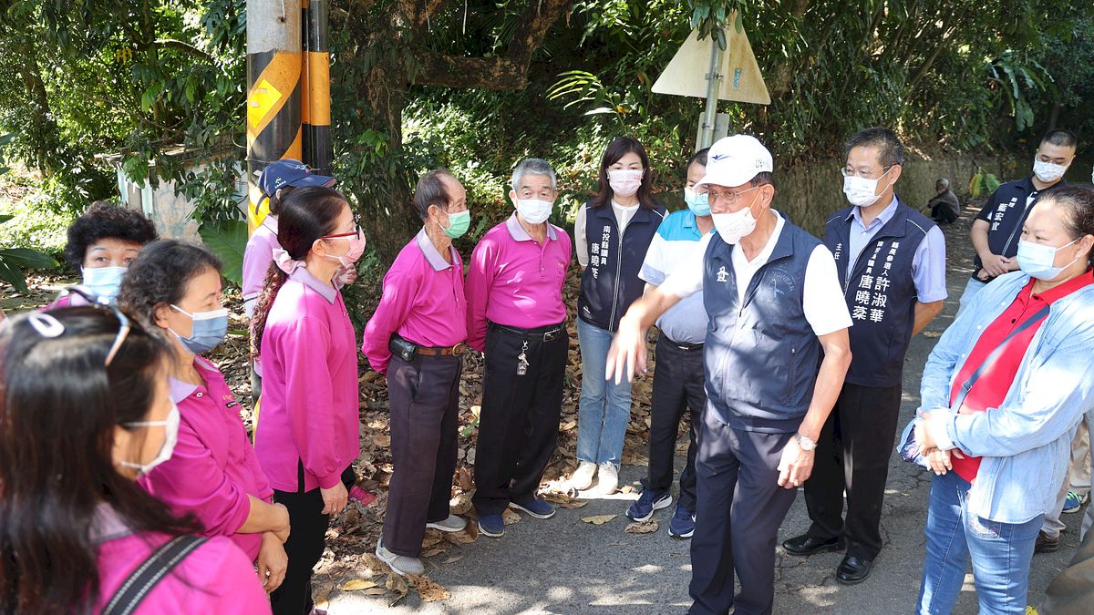 南投縣長林明溱會勘北中寮兩幹道,核定逾3百萬元改善破損下陷路面問題。(圖/南投縣政府) 南投縣長林明溱會勘北中寮兩幹道,核定逾3百萬元改善破損下陷路面問題。(圖/南投縣政府)