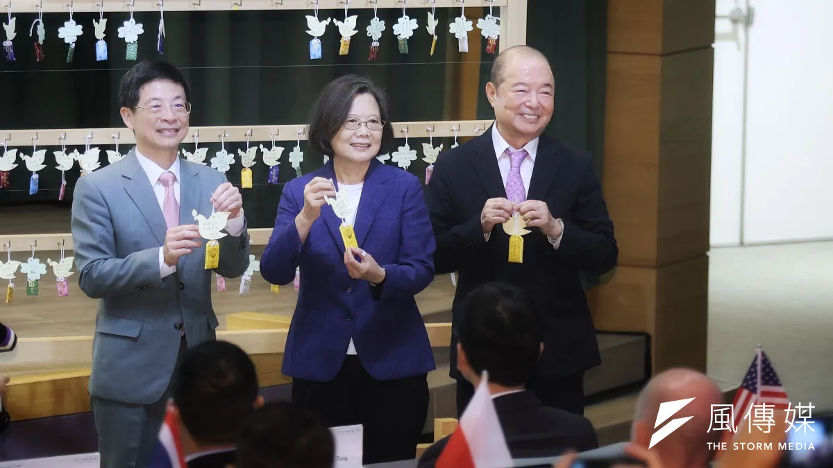 前總統蔡英文(中)14日出席「2025玉山ESG永續倡議行動」,親筆寫下「點亮台灣,幸福未來」的祈福御守,並與玉山金控創辦人黃永仁(右)、董事長黃男州(左)合影。(柯承惠攝)